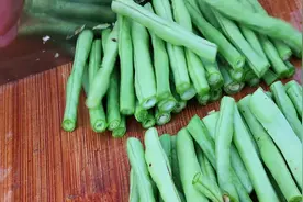 豇豆还可以这么煮，农家柴灶做出不一样口味，看着都流口水