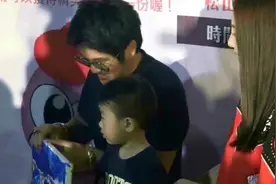 曹格一家国外度假，8岁的Grace姐姐时尚可爱，妈妈称她个性十足！视频封面