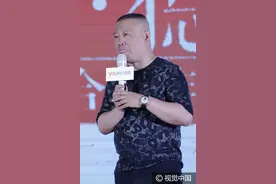 郭德纲手插兜大爷做派吐舌头卖萌 于谦抱臂憨笑图片