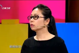 女孩哭求母亲救生病的父亲，遭狠心母亲拒绝：跪在地上求我都不行视频封面