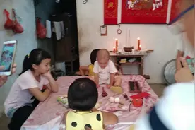 农村小孩周岁的时候风俗，抓周岁，现在好多地方都没这风俗了