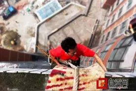 “蜘蛛人”为梦飞走在城市上空图片