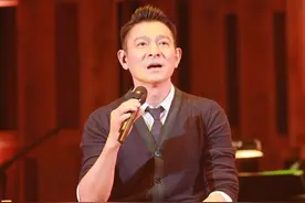 刘天王来搞siao的吗？刘德华助阵卢冠廷演唱会 抿嘴欢呼呆萌图片