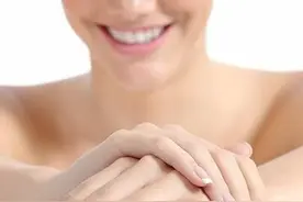 手指甲劈裂怎么办 手指甲劈裂的矫治法图片