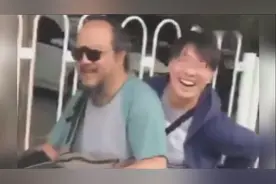 窦唯骑小电驴现身露罕见笑容，网友：今个儿老百姓真高兴视频封面