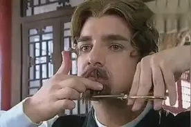 新还珠格格：原来假胡子这么难做的吗看班杰明亲身示范怎么粘胡子