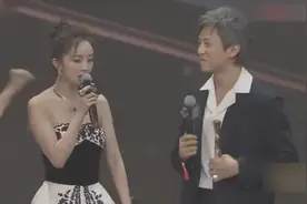 邓超扶杨幂上台领奖，杨幂：我跪下明天咱俩就都能上热搜了！视频封面