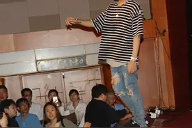 吴亦凡破洞裤现身潮boy风 懒理“约炮门”与粉丝比心露灿笑图片