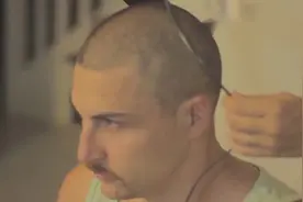 小伙子将乱糟糟的胡子和头发剃光后，颜值瞬间提高了好几个档次！视频封面