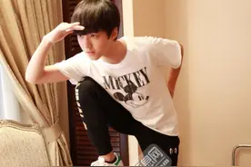 王俊凯变北京瘫大长腿抢镜 瘫在椅子上吐舌眼翻白逗比搞笑图片