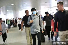 捂这么严实要干啥？钟汉良不顾炎热全副武装 背包包大步流星赶路图片