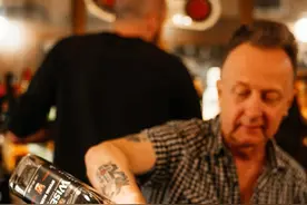 来跟多伦多最摇滚的酒保喝几杯图片