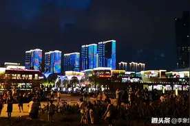 盛夏，青岛黄岛区，城市阳台大型音乐喷泉每天晚上7:30开始。视频封面