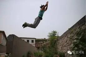 跑酷小伙李兴楠图片