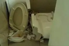 旅客站马桶上方便 马桶爆炸大腿划伤图片