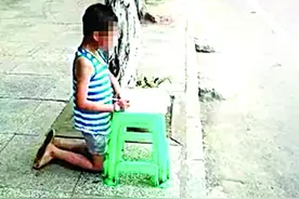 9岁男童成绩差又贪玩 遭妈妈责打罚跪写作业图片