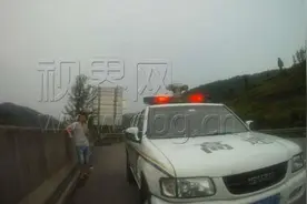 这样的“损友”你怕吗？小伙高速上被“恶搞”图片