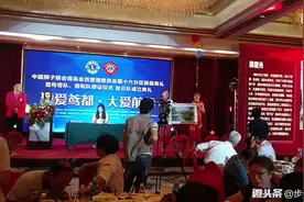 在维坊义卖失聪女孩刘姿含这幅小画拍出了在场所有作品的最高价视频封面