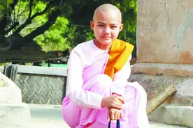 穿粉红长袍的缅甸尼姑图片