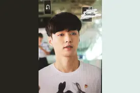 正能量偶像张艺兴，胸口带团徽，机场敬礼告别粉丝图片