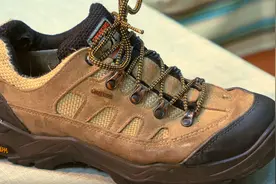 往鞋底上使用订书钉，结果能让你在雪地上更加安全地奔跑图片