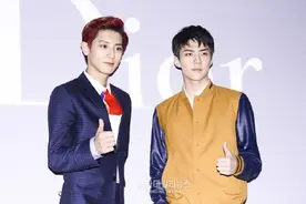 EXO朴灿烈-吴世勋帅气着装出席品牌活动图片