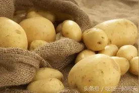教你一个绝招，快速削土豆皮，轻松不费力，一麻袋土豆都不愁图片