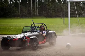 车车也能踢足球？让F1车手表演给你看吧！图片