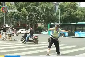 好人老张术后“上岗” 条形码送爱心躺椅图片