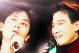 1993年，王杰亲手给刘德华颁奖的稀有画面，两人都太帅了！图片