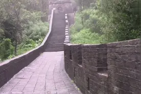 深圳龙岗区布吉求水山风景区里面的一段仿造北京长城的一段长城