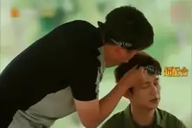 没想到何炅五年前就秃顶了！戴的是假发，看刘宪华的表情太逗了！