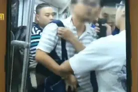 陕西西安：中年男子地铁偷拍被抓现行 对方男朋友就在旁边视频封面
