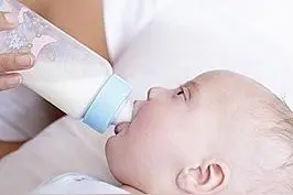 最好别平躺着给宝宝喂奶图片