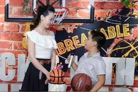 阔太王艳穿露肩装带儿子球球出席活动 李湘王诗龄盛装出席图片