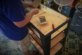 国外男子动手做了个工具车，铁框架配上木板，做的真心不错！图片