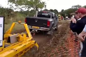 小皮卡前往救援，这马力真够猛的！图片