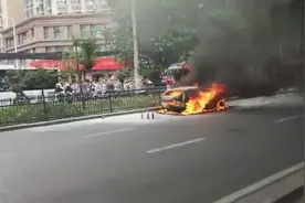 昨日西安含光路轿车自燃,火势凶猛,浓烟超过了边上的十层大楼视频封面