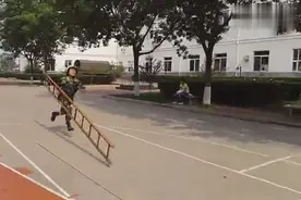 消防员用拉梯15秒上4楼 速度之快令人惊奇图片