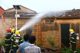 惠安：男子刷朋友圈时 看到自家祖厝起火视频图片