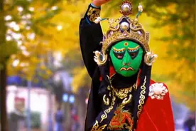 外国人用变换眼镜的方式来揭秘中国川剧变脸视频封面