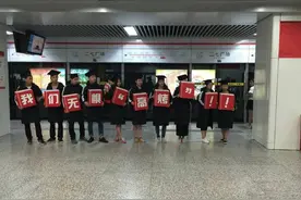 炎炎夏日郑州街头惊现棉袄学生党图片