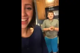 姐姐录视频,蹦出来的屁,吓到弟弟了图片