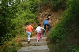 人生与爬山何其相似，山顶不是到达的终点，山脚才是最终的归宿图片