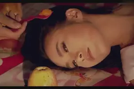 男子带回了吃的要喂女子，女子不吃也不行视频封面