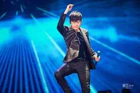 160717 张杰演唱会谢娜惊喜助阵 两人默契合唱狂撒狗粮图片