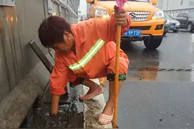 暴雨降临郑州 环卫工徒手疏通堵塞下水道图片