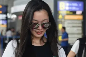 “于曼丽”宋轶获众粉丝送机忙签名 朱一龙无人问津尴尬不已图片