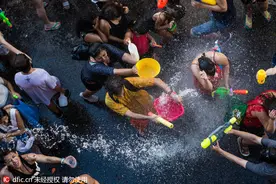 西班牙千人打水仗 夏日湿身嗨翻天图片