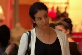 国外爆笑街头恶搞：男子制造流血假象，扎针路人后知后觉一脸懵视频封面